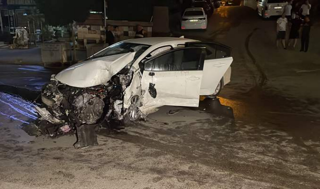 Otomobil refüje çarptı, sürücü yaralandı