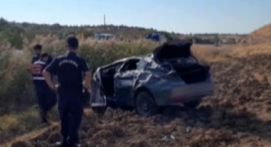 Otomobil tarlaya devrildi