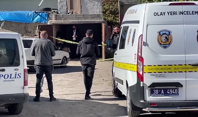 Otomobilde ölü bulundular