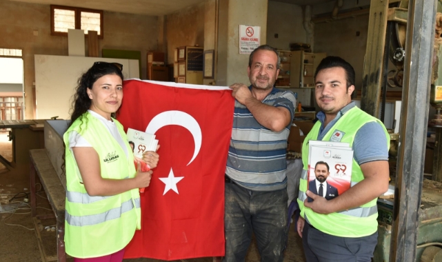 Sarıçam Belediyesi Esnaflara Türk Bayrağı Dağıttı
