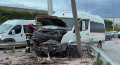 Servis minibüsü bariyerlere çarptı: 1 yaralı