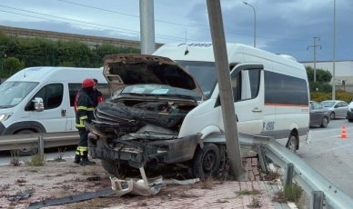 Servis minibüsü bariyerlere çarptı: 1 yaralı