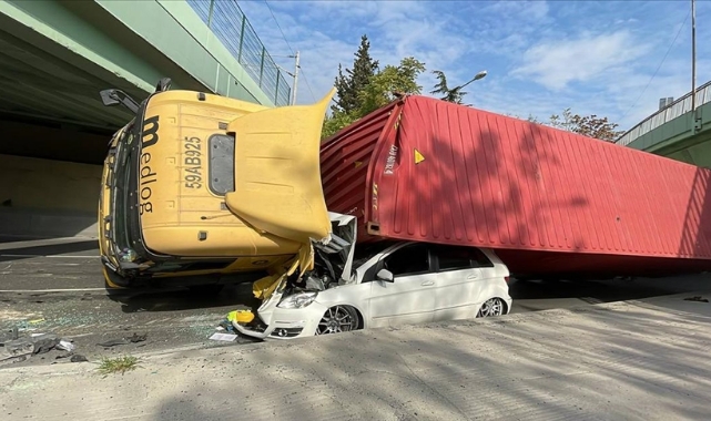 Üst geçide çarpan tır, otomobilin üzerine devrildi