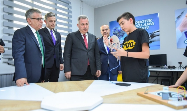 Vali Elban, Robotik Kodlama Atölyesini Ziyaret Etti