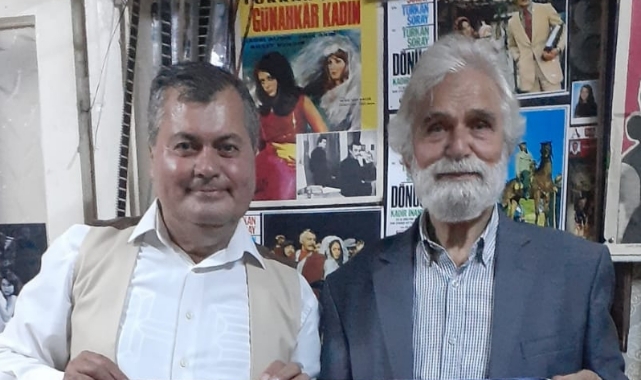 Oynadığı Filmlerin Afişlerini Görünce Duygulandı