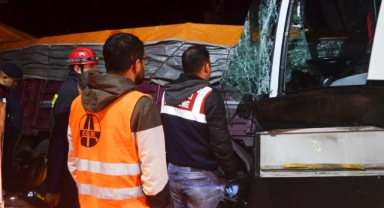 Yolcu otobüsü ile tır çarpıştı: 2 ölü, 20 yaralı