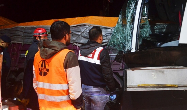 Yolcu otobüsü ile tır çarpıştı: 2 ölü, 20 yaralı