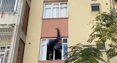 72 yaşındaki adam binada asılı kaldı