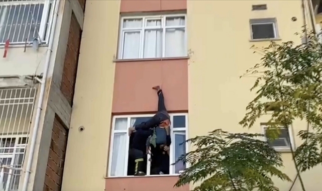 72 yaşındaki adam binada asılı kaldı