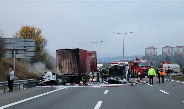 Anadolu Otoyolu'nda 2 Tır Çarpıştı