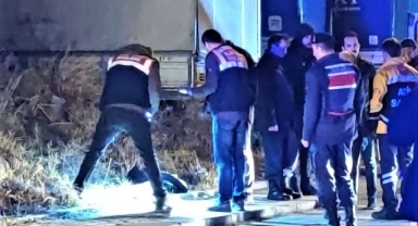 Babasını yaralayıp, karısını da bıçaklayarak öldürdü!