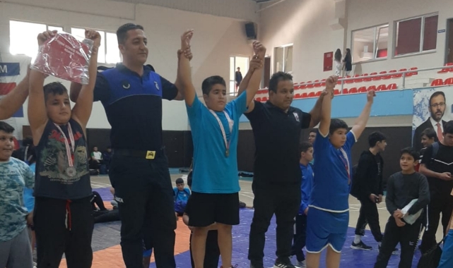 Ceyhan Belediyesporlu güreşçiler, madalyaları topladı