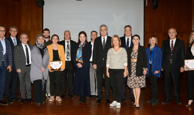 Dr. Dt. Y. İzzettin Çamurdan Bilim Ödülleri sahiplerini buldu