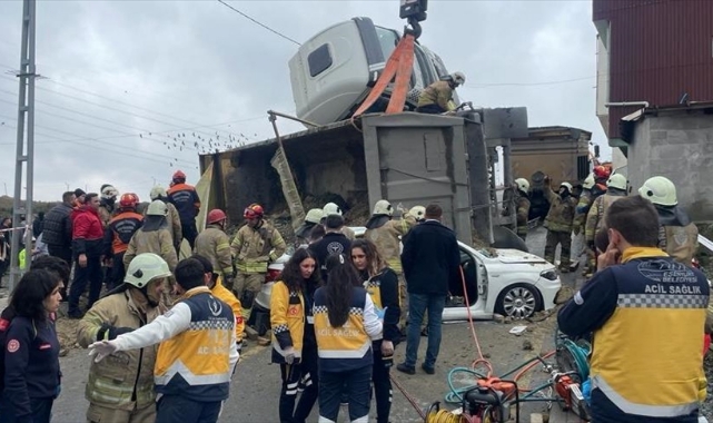 Hafriyat kamyonu otomobilin üzerine devrildi
