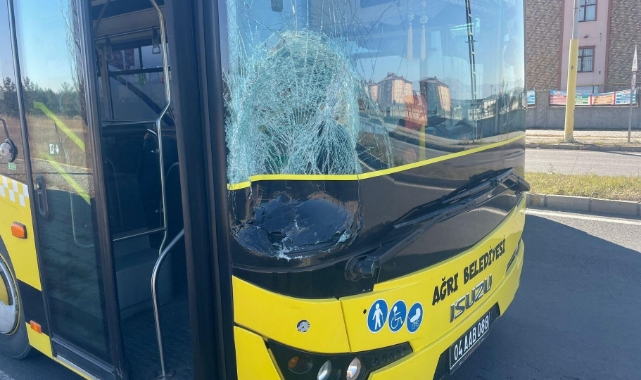 Halk otobüsünün çarptığı 2 kadın öldü