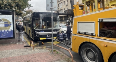 İETT otobüsü minibüse çarptı: 4 yaralı