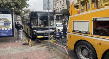 İETT otobüsü minibüse çarptı: 4 yaralı