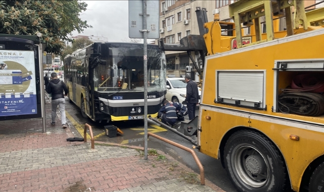 İETT otobüsü minibüse çarptı: 4 yaralı