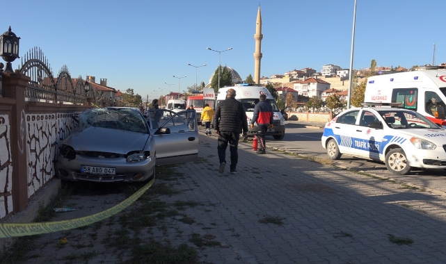 İki otomobil çarpıştı: 1 ölü, 2 yaralı