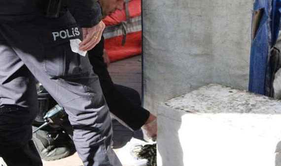 Kaldırım üzerindeki şüpheli poşet polisi harekete geçirdi