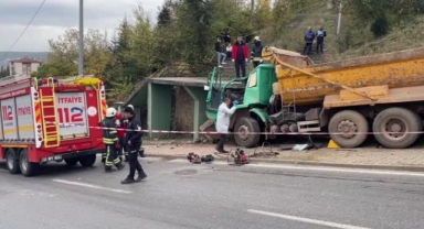 Kamyon sürücüsü feci şekilde can verdi