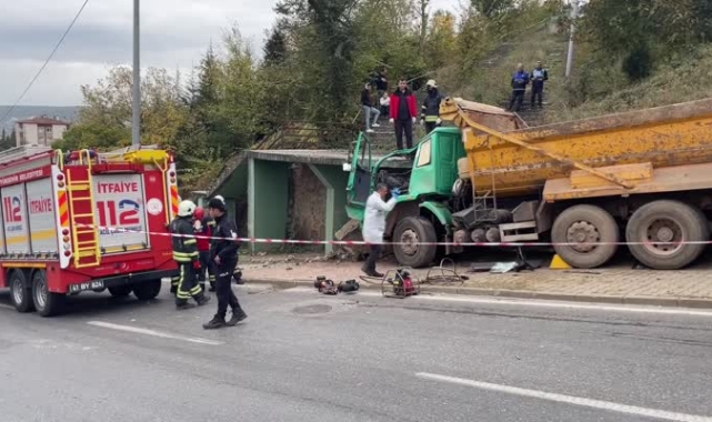 Kamyon sürücüsü feci şekilde can verdi