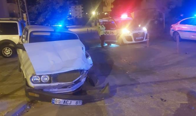 Polis aracıyla otomobil çarpıştı: 3 yaralı