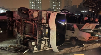 Polis midibüsü devrildi: 5 memur yaralı