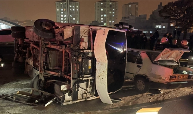 Polis midibüsü devrildi: 5 memur yaralı