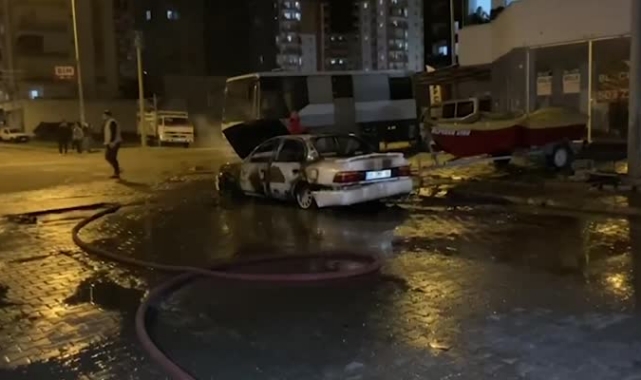 Seyir halindeki otomobil alev alev yandı