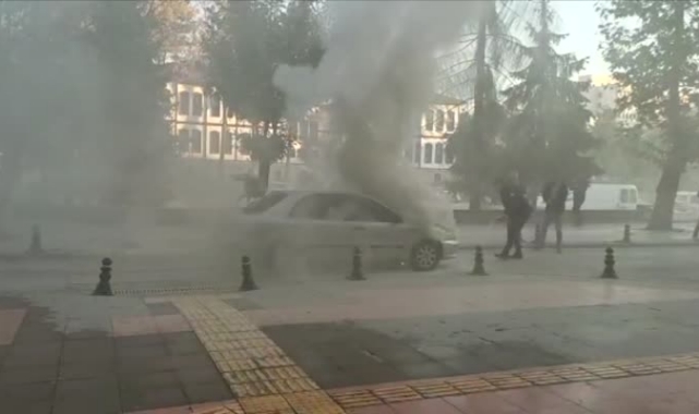 Seyir halindeki otomobil alev alev yandı