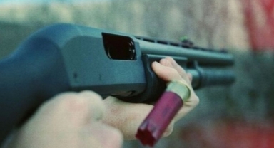 Sokak ortasında pompalı tüfekle vuruldu