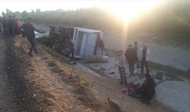 Tarım işçilerini taşıyan midibüs kanala düştü: 12 yaralı