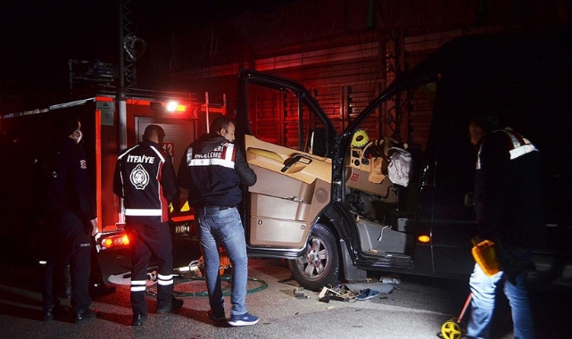Tiyatrocuları taşıyan araç ile kamyon çarpıştı: 3 ölü