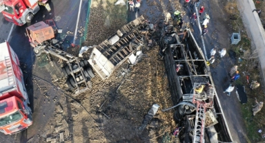 Yolcu otobüsü, iki kamyonla çarpıştı: 7 ölü, 11 yaralı