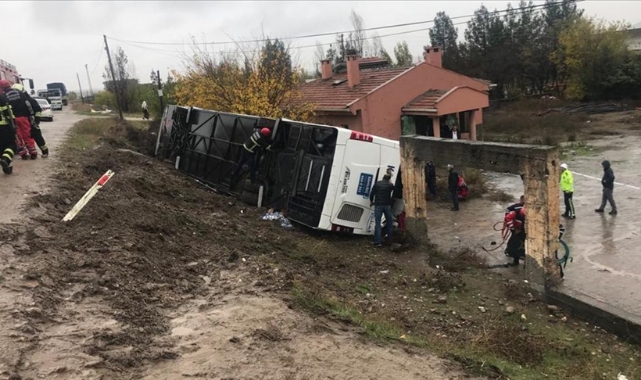 Yolcu otobüsü şarampole devrildi: 33 yaralı