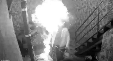 Ateşin içine tiner döken genç, yüzünü yaktı!