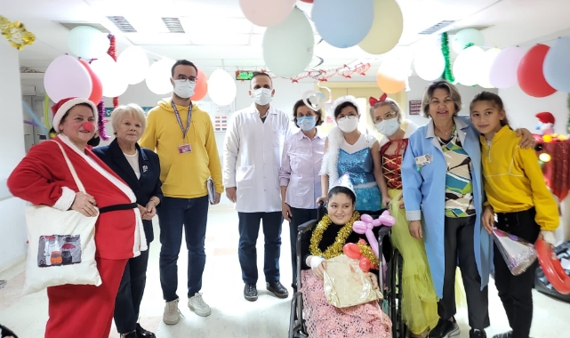 ÇÜ Balcalı Hastanesi'ndeki Miniklere Özel Yılbaşı Eğlencesi