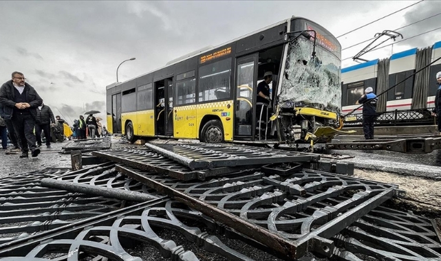 Galata Köprüsü'nde feci kaza: 3 yaralı
