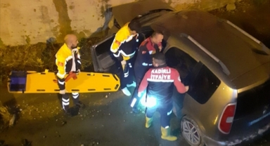 Hafif ticari araç dere yatağına devrildi: 2 yaralı