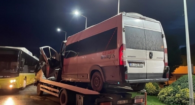 İETT otobüsü ile servis minibüsü çarpıştı: 14 yaralı