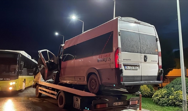 İETT otobüsü ile servis minibüsü çarpıştı: 14 yaralı