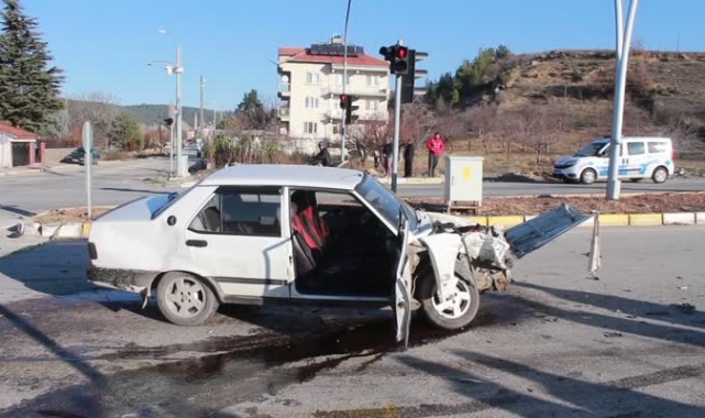 İki otomobil çarpıştı: 1 ölü, 3 yaralı