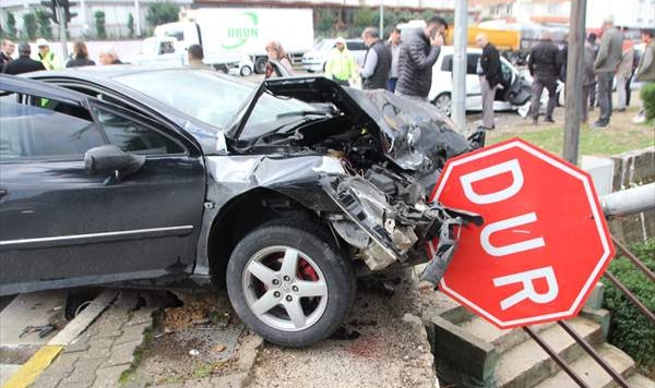 İki otomobil çarpıştı: 5 yaralı