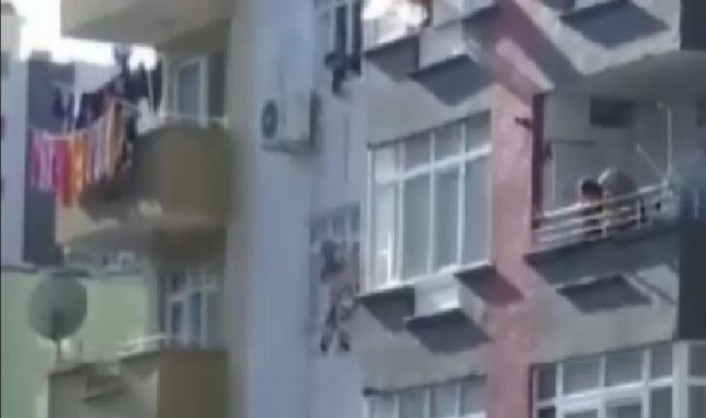 İskelesi çöken işçiyi emniyet kemeri kurtardı
