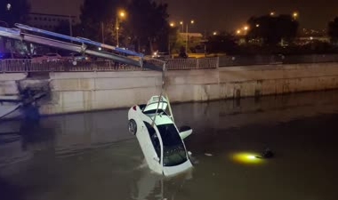 Kontrolden çıkan otomobil, Çay'a düştü