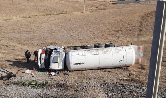 LPG yüklü tanker şarampole devrildi, sürücü öldü