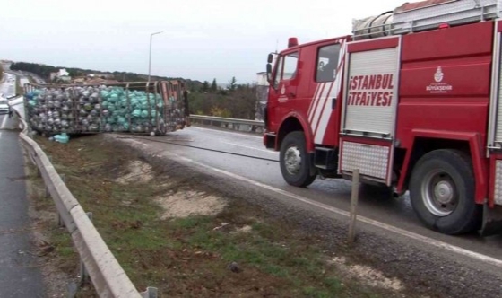 Tüp yüklü kamyon devrildi: 1 yaralı