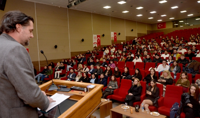 Ünlü Tasarımcı, Mimarlık ve Tasarım Fakültesi Öğrencileriyle Buluştu