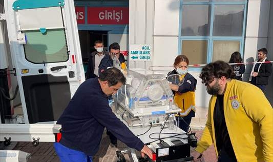 Yeni doğan bebeği bir evin kapısına bırakıp kaçtılar!